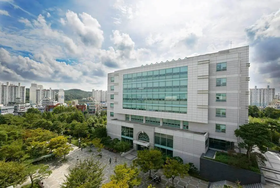<strong>Đại học Ulsan Hàn Quốc</strong> – Ulsan National Institute of Science and Technology” width=”960″></div><p><em><strong>Đại học Ulsan Hàn Quốc</strong></em> là một trong những trường đại học tiên phong trong lĩnh vực khoa học và công nghệ ở Hàn Quốc. Trường được thành lập với mục tiêu trở thành một trong những trung tâm nghiên cứu và đào tạo hàng đầu không chỉ ở Hàn Quốc mà còn trên toàn thế giới.</p><h3><span class=